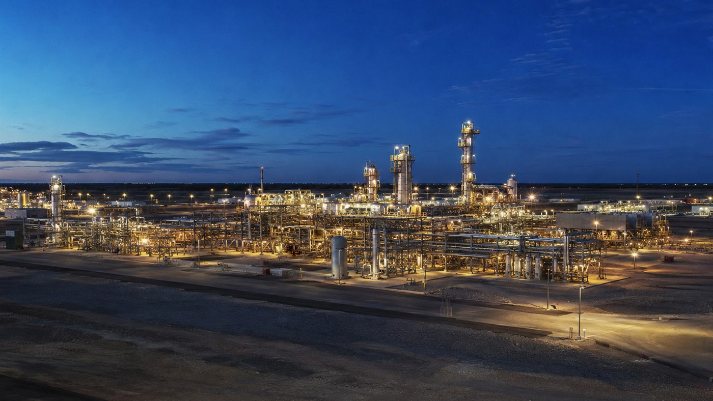 야간 조명이 켜진 CHEVRON TCO FGP 가스 플랜트 전경