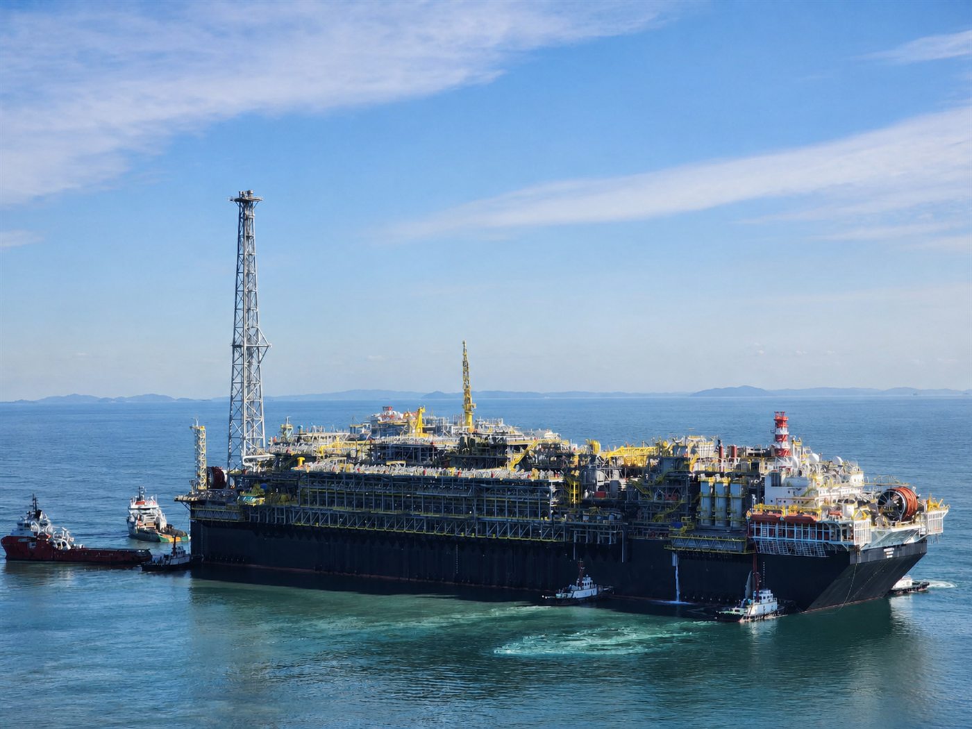 예인선과 함께 안벽을 나서는 PETROBRAS P79 FPSO